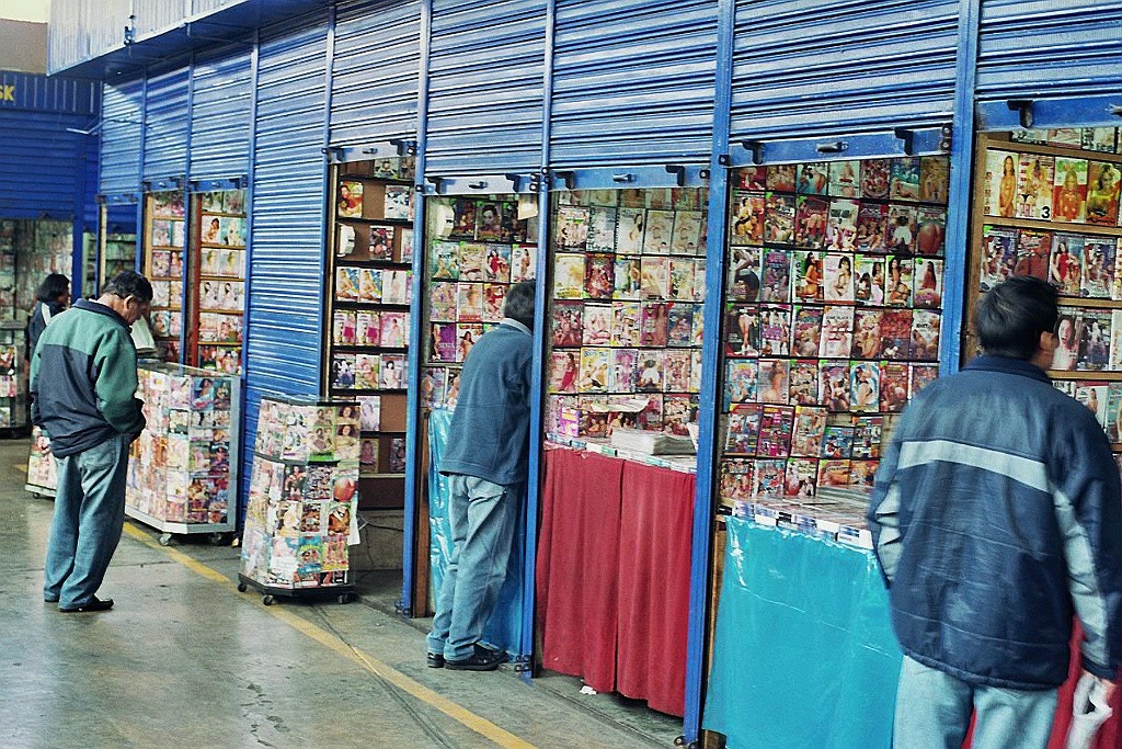 Porno-Abteilung im Markt Polvos Azules in Lima Peru.JPG